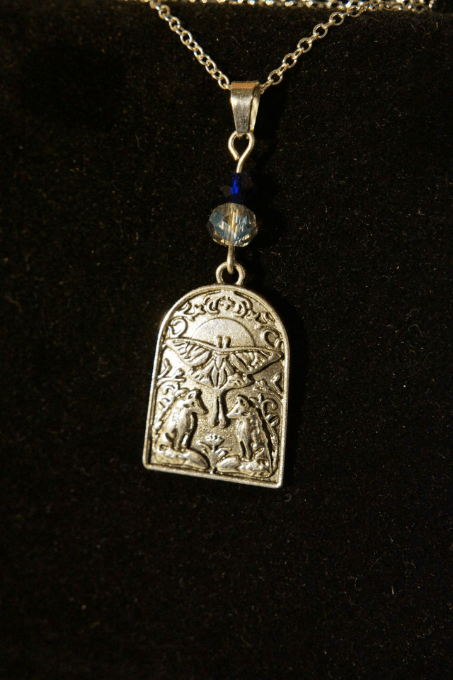 Collier Papillon de Nuit et Loups
