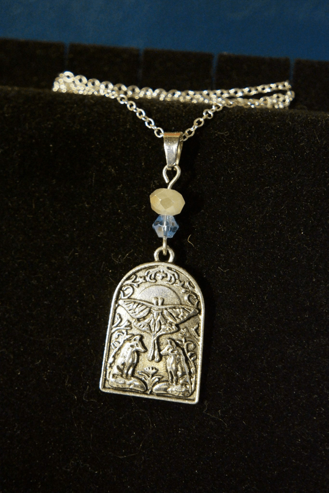 Collier Papillon de Nuit et Loups